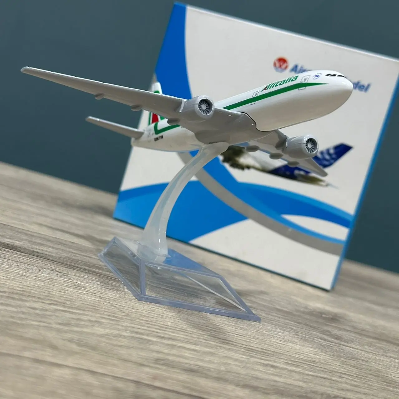 AVION MINI AIRCRAFT MODEL B777 15CM AVEC SUPPORT EN METAL